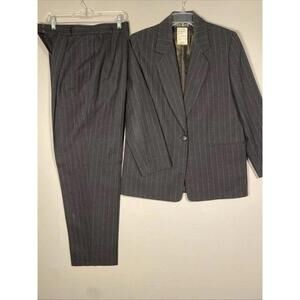 ViNTAGE harve’ benard Womens 2 Piece Pantsuit 100% Wool Gray Pinstripe Sz 12